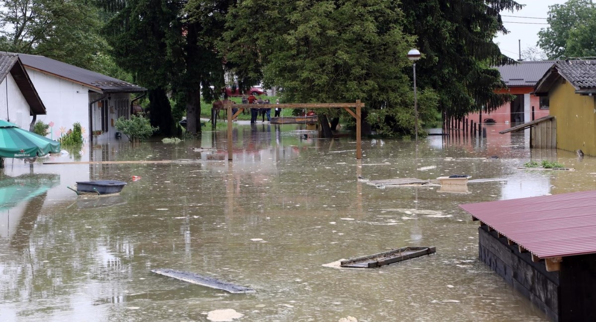 FOTO Popustio nasip kod Siska, poplavio kompleks za terapijsko jahanje