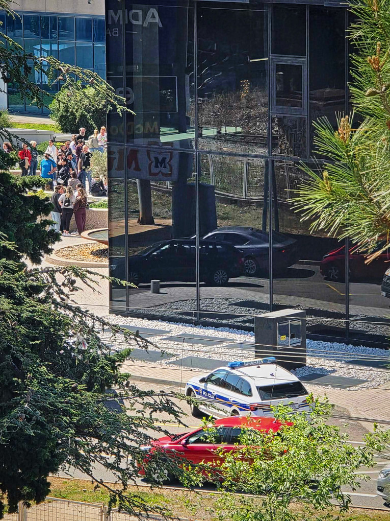 Dojave o bombama u dva trgovačka centra u Rijeci, ljudi evakuirani