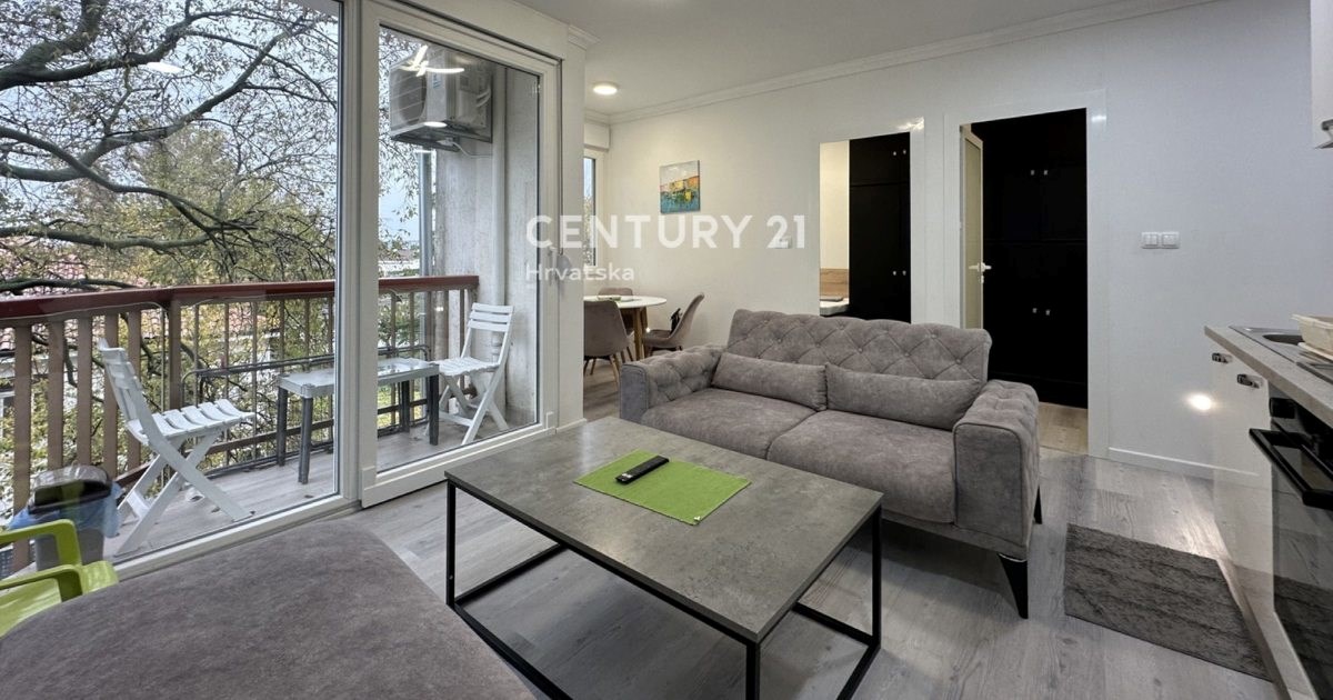 Top oglasi za nekretnine: Renovirani stan u centru Biograda s pogledom na more