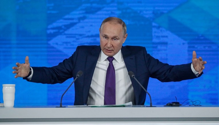 Putin: Trudim se unucima svake godine sam odabrati poklone