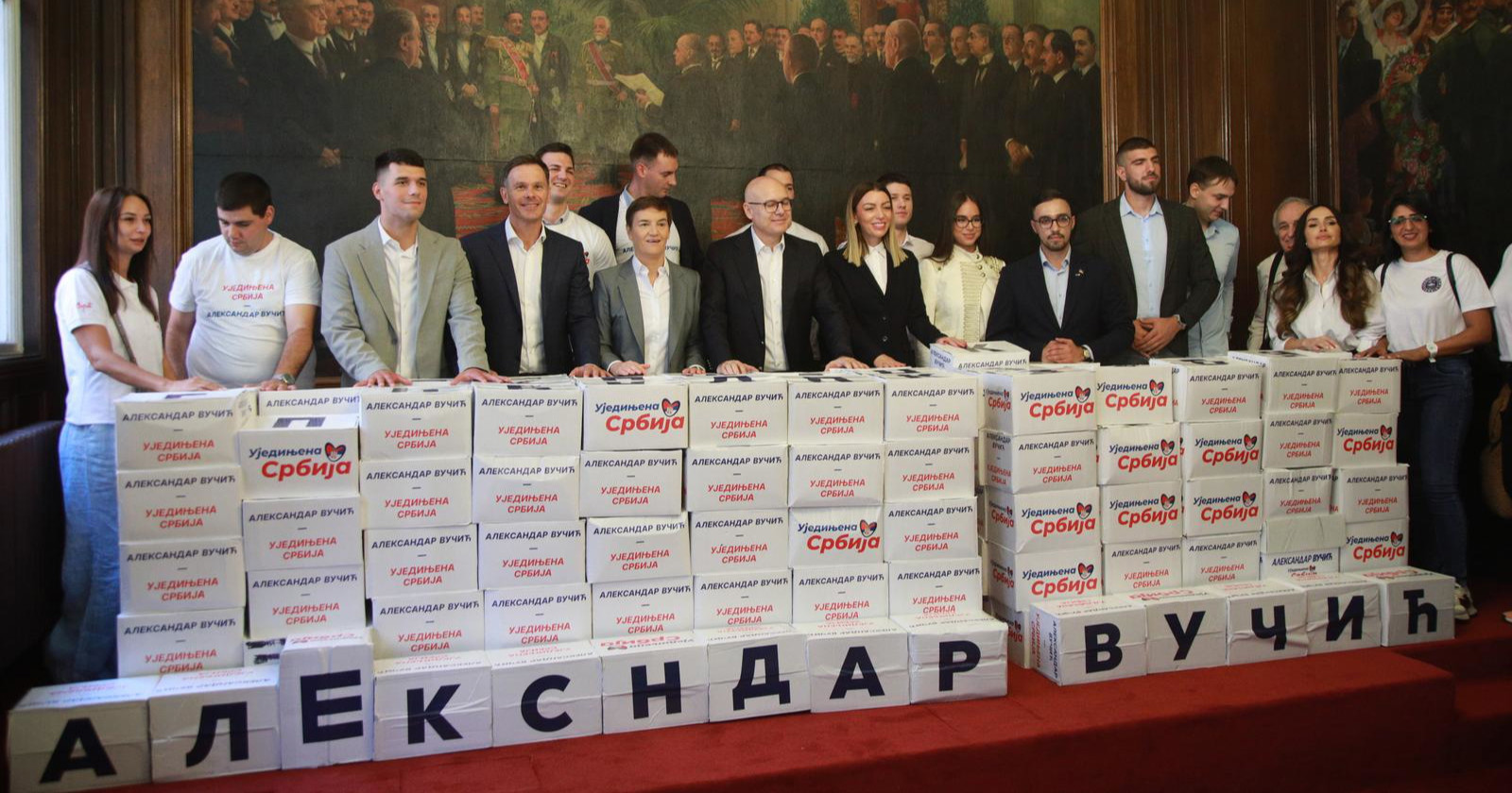 FOTO Članovi SNS-a pozirali ispred natpisa "Aleksndar Vučić“