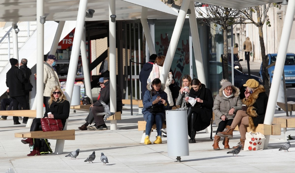 Snašli su se: Ovako Šibenčani ispijaju kave na suncu dok su kafići zatvoreni
