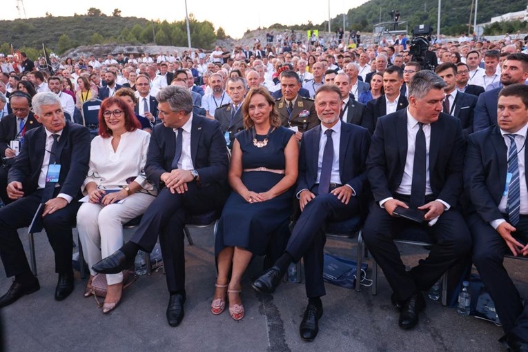 Jandroković i žena sjedili su između Plenkija i Milanovića, njihova lica sve govore