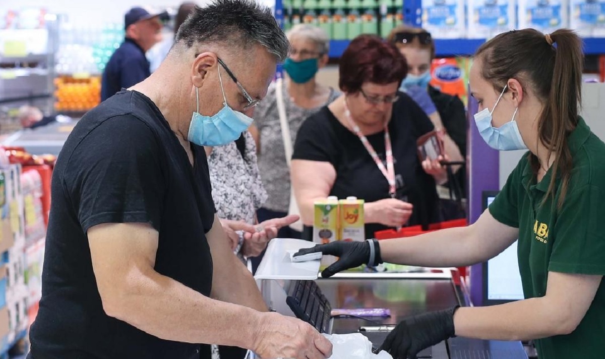 Od ponedjeljka obavezne maske u trgovinama, evo tko će ih još morati nositi