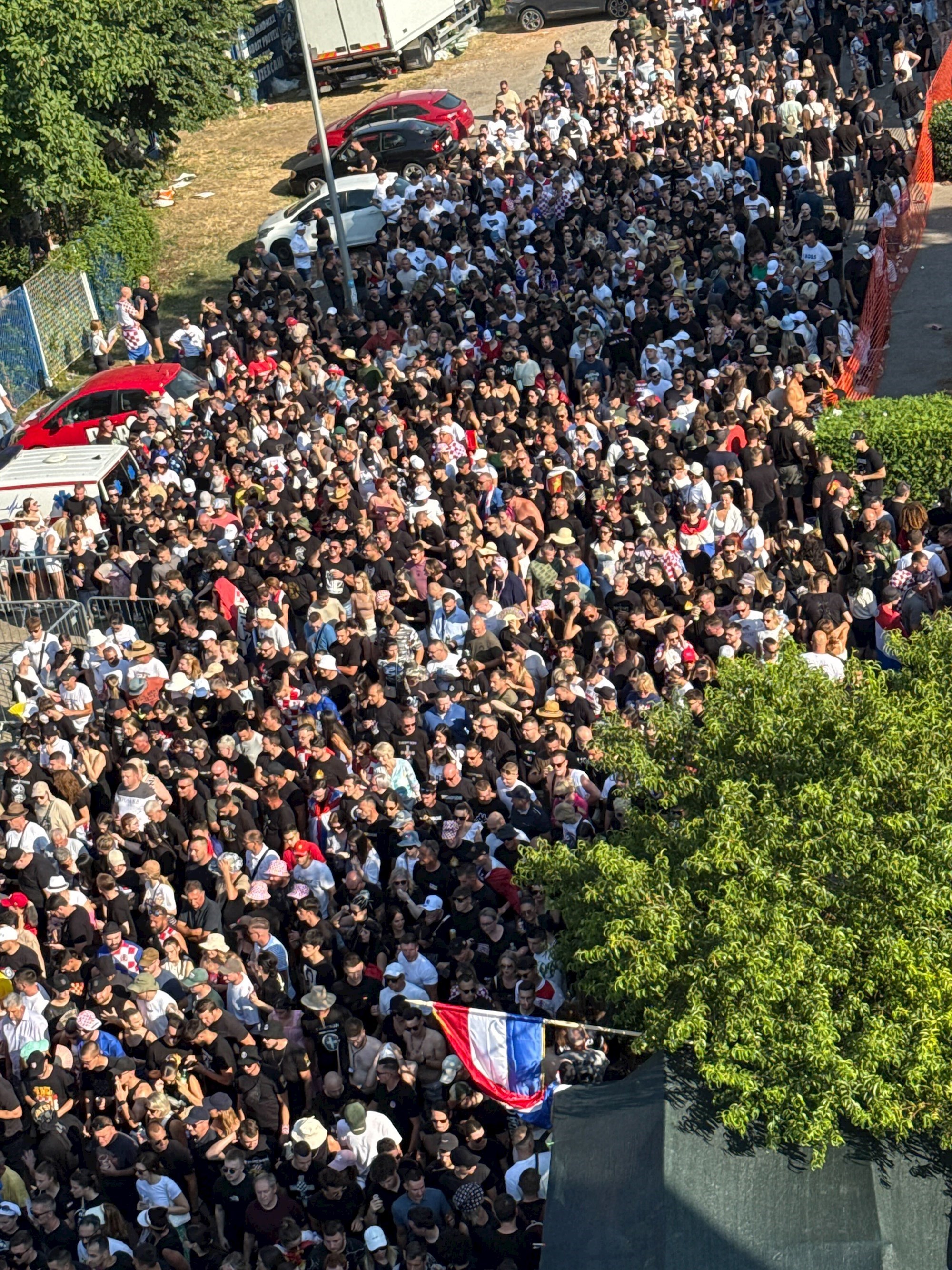 FOTO I VIDEO Nastao potpuni čep kod VIP ulaza, gužve su ogromne
