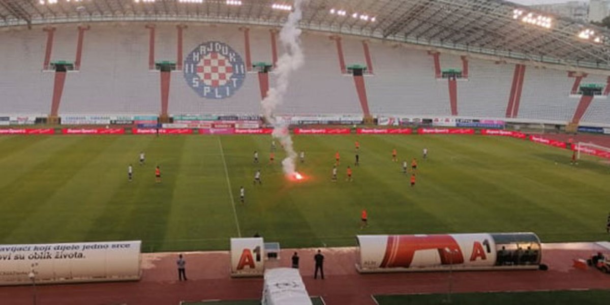 Signalna raketa bačena preko tribina na travnjak Poljuda