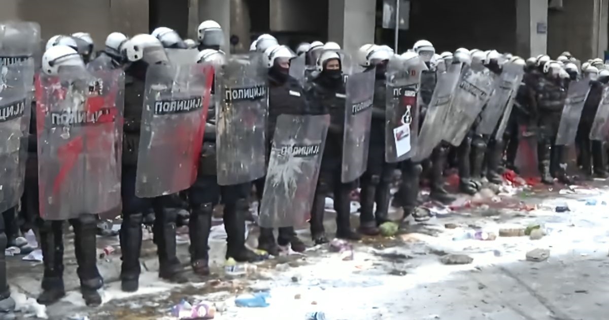 VIDEO Policajci spustili štitove tijekom 15-minutne šutnje u Novom Sadu, pljeskali im