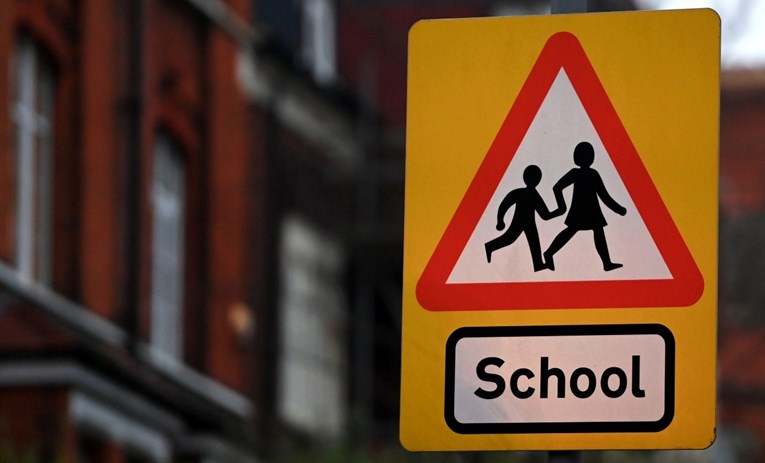 Popuštaju se mjere u Britaniji, u Engleskoj i Sjevernoj Irskoj se otvorile škole
