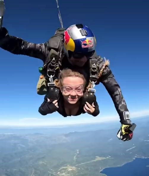 Sydney Sweeney skočila padobranom, pažnju ukrao detalj na njezinom kombinezonu