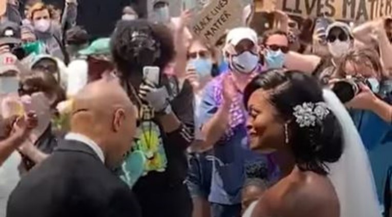 Afroamerički par se vjenčao usred prosvjeda: "Nismo htjeli otkazati, bilo je moćno"