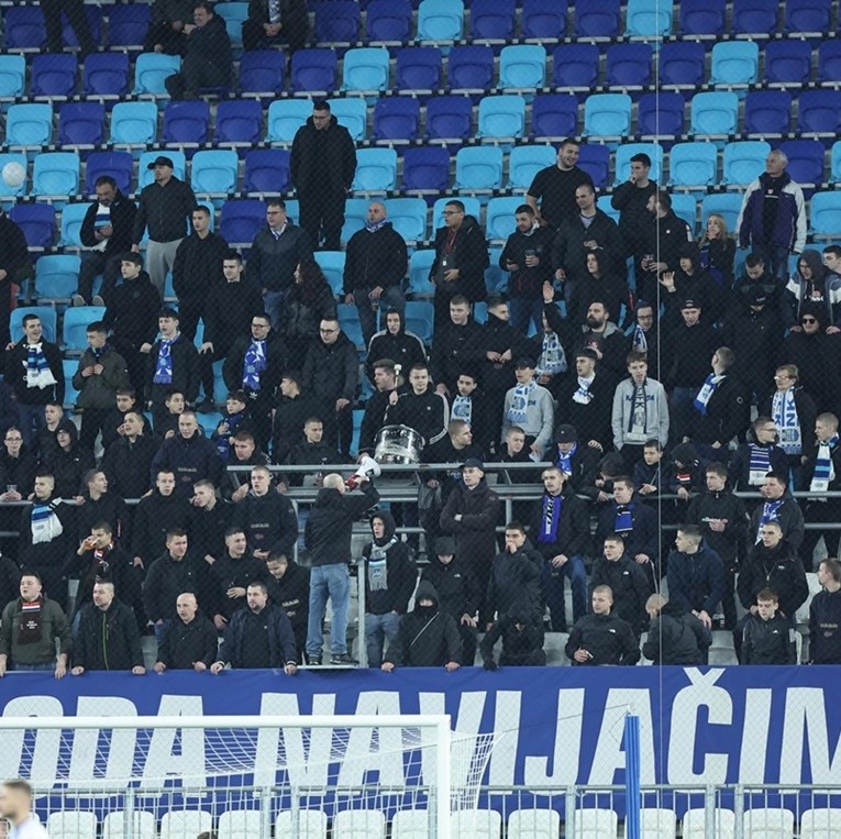 Navijači Osijeka cijelu utakmicu su skandirali "Uprava, odlazi"