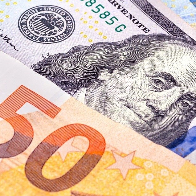 Dolar ojačao prema košarici valuta, euro oslabio