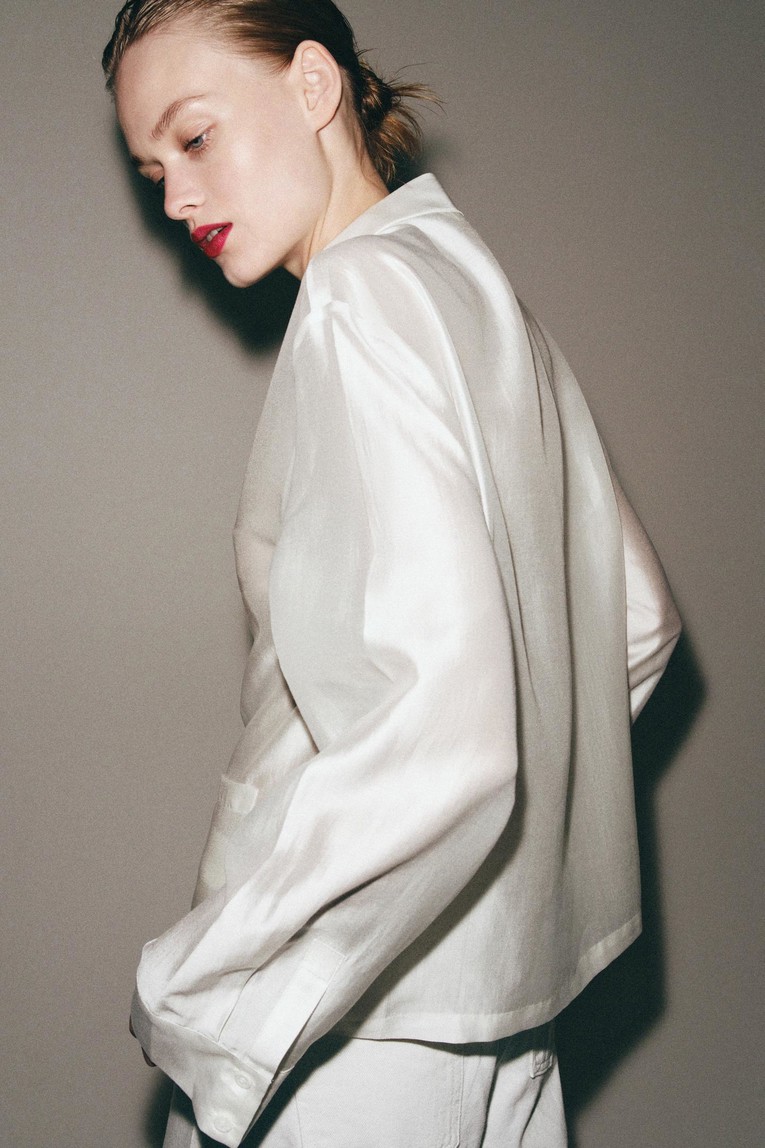 Zara ima košulju koju elegantne žene nose uz sve ovog ljeta