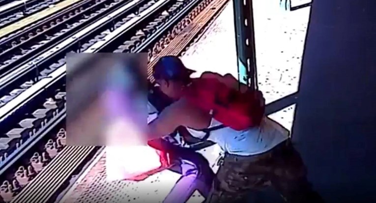 VIDEO Kamera snimila kako muškarac u New Yorku gura ženu pod vlak