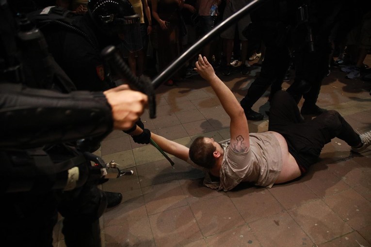 Srpski specijalac pendrekom udara ženu. MUP Srbije: To je izvučeno iz konteksta