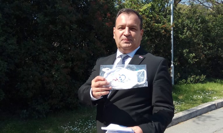 Torcida poklonila Berošu zaštitnu masku s grbom Hajduka
