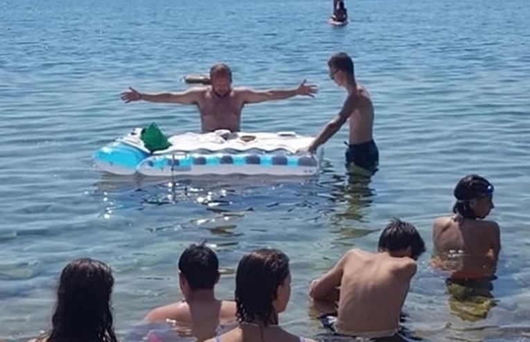 Svećenik misu za srednjoškolce održao u moru, kao oltar iskoristio madrac za plažu