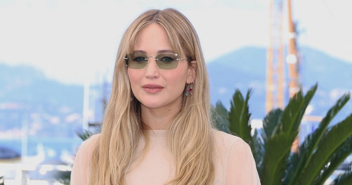 Diskretna manikura kao savršen dodatak Dior haljini