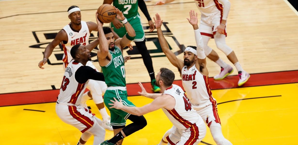 VIDEO Boston u tri minute ludila zaprepastio Miami i preokretom spasio sezonu