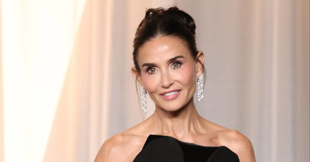 Demi Moore privukla pozornost na crvenom tepihu, njezin izgled pokrenuo raspravu