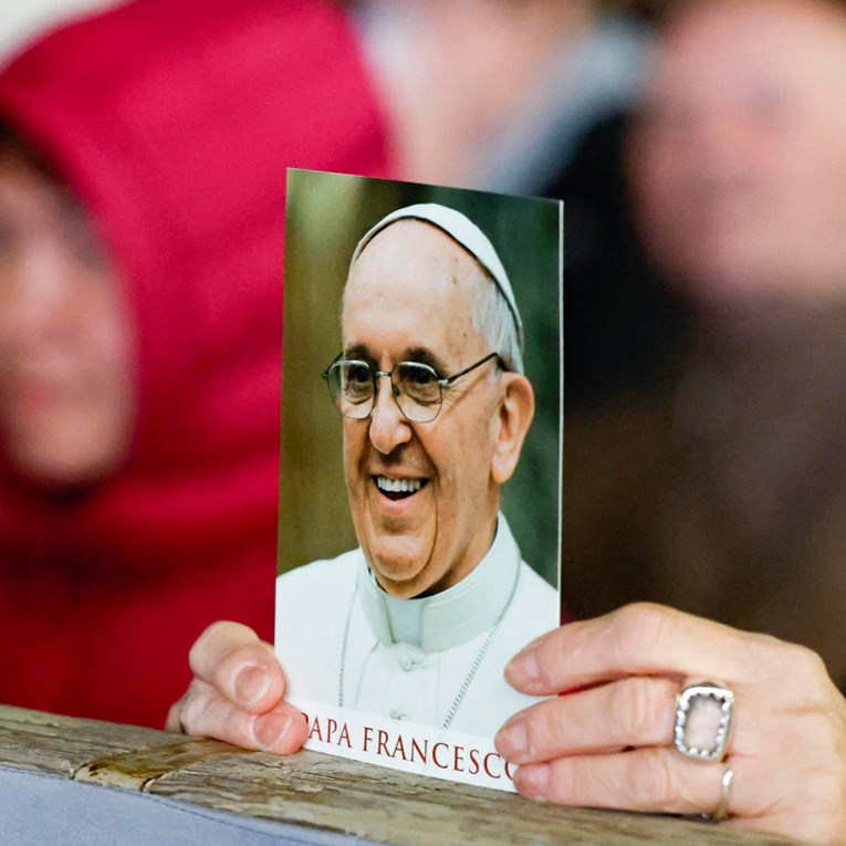 Vatikan: Papa Franjo nema temperaturu i njegove krvne pretrage su normalne