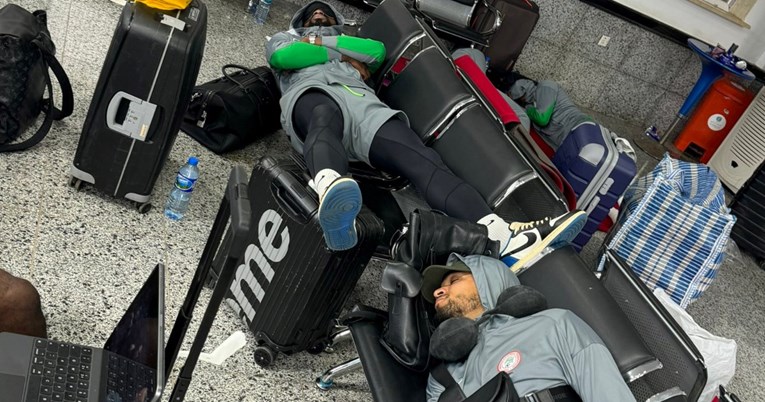 Nigerijce skoro 24 sata drže na aerodromu bez hrane i pića. Bojkotiraju utakmicu