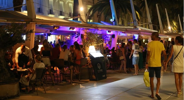 Barovi i restorani u Splitu za vrijeme sezone mogu raditi sat vremena duže