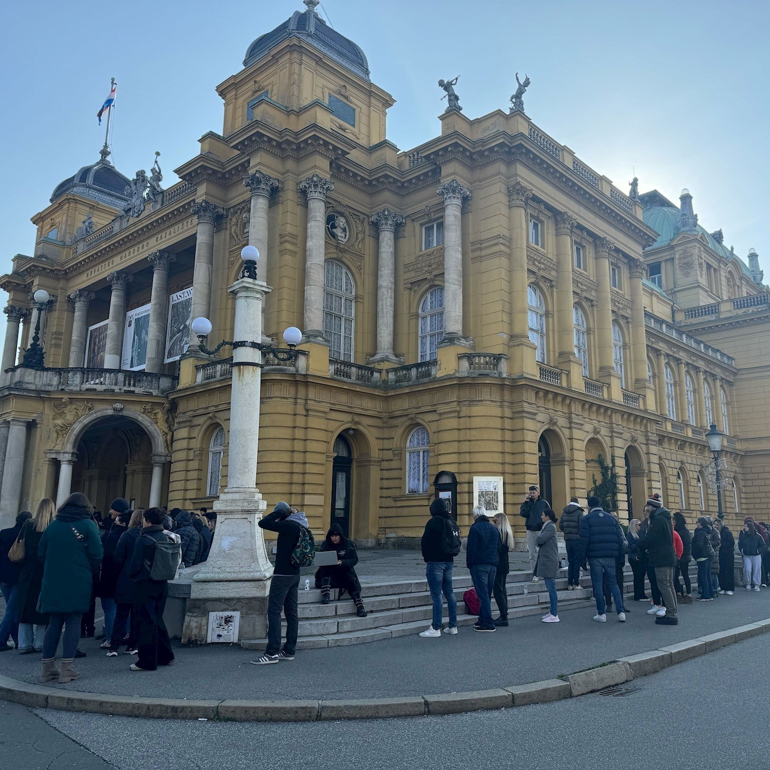 Gomila Zagrepčana čekala u redu za Orašara, prvi čovjek je došao u 4 ujutro