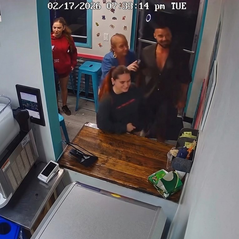 Slavni pjevač slučajno ušetao u kafić pa ugledao natpis: Nudili mu besplatno piće