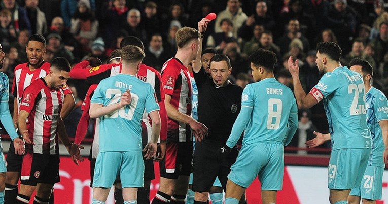 Neobična situacija u FA kupu, pokazan okrugli crveni karton. Evo objašnjenja za njega