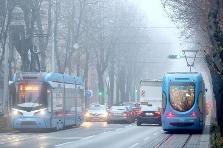 Skliski kolnici, magla i mogući odroni. HAK izdao upozorenje vozačima