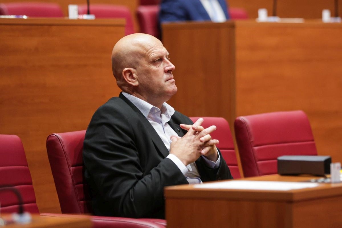 Kukavica: Zašto se megapopularni pjevač želi osporiti, a pjeva o vjeri, braniteljima?