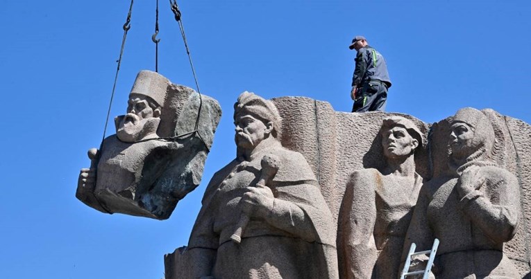 U Kijevu ruše spomenik koji slavi bliskost Rusije i Ukrajine