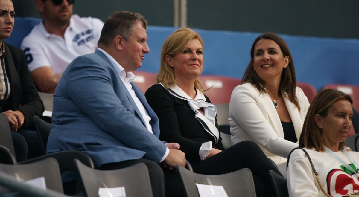 Nakon što je pokazala srednji prst Škori, nasmijana Kolinda s Jakovom stigla u Zadar