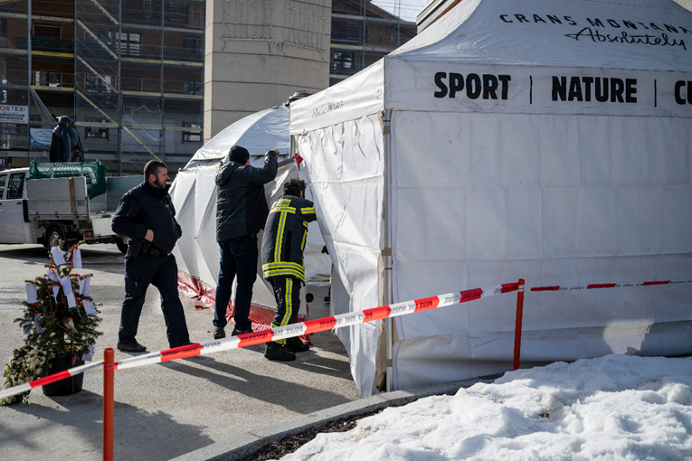 Zapalio se spomenik žrtvama požara u švicarskom baru
