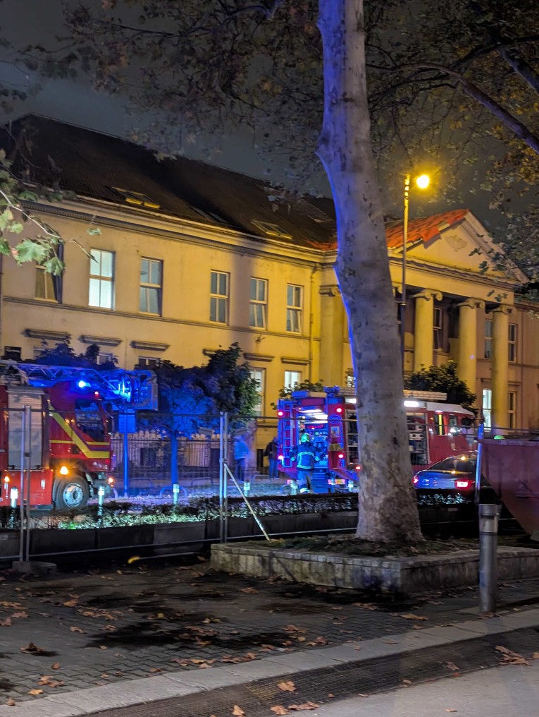 FOTO I VIDEO Vatrogasci u centru Zagreba iza hotela Esplanade