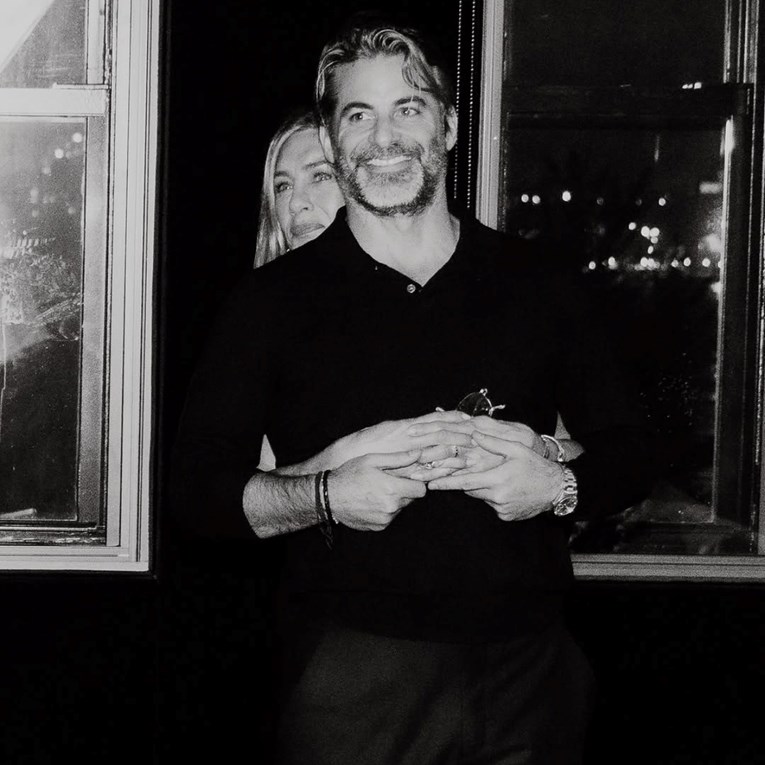 Jennifer Aniston e konfirmoi lidhjen me një postim romantik në Instagram.