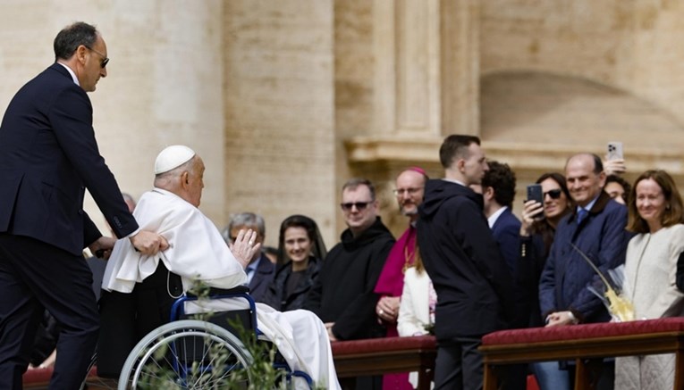 Papa se neočekivano pojavio pred vjernicima na Trgu svetog Petra