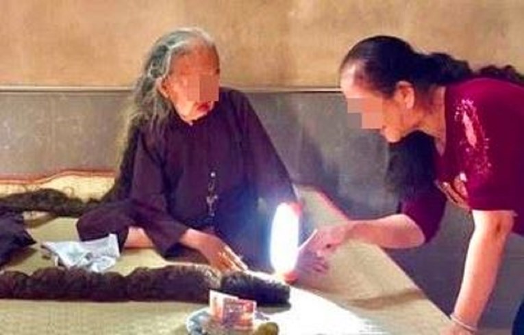 83-godišnja žena pokazala kosu koju nije šišala ni prala 64 godine