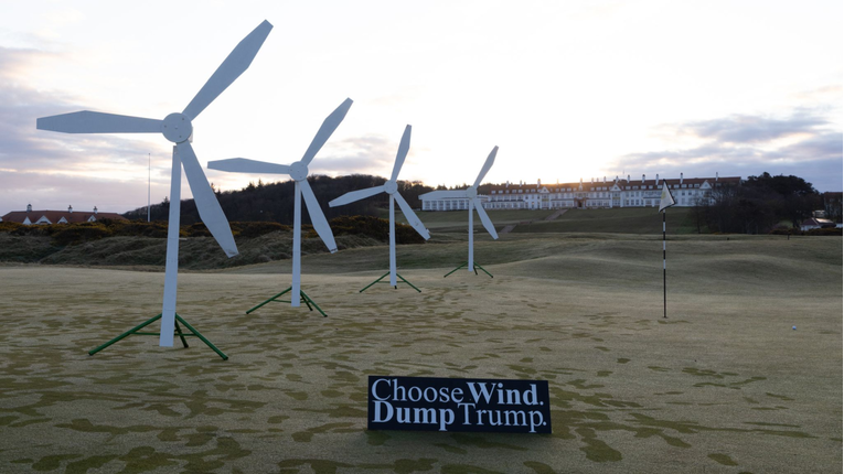 Greenpeace postavio "vjetroelektranu" na Trumpovom golf terenu u Škotskoj
