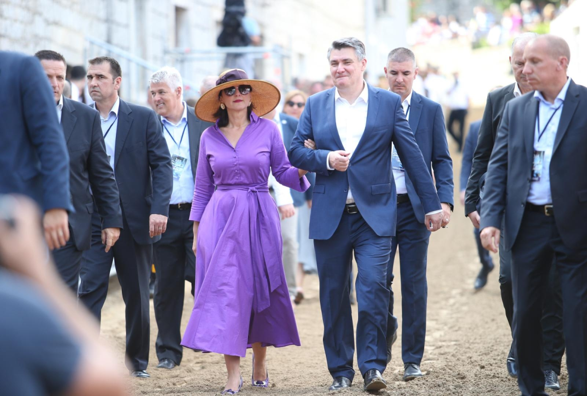 Šešir glavu čuva: Sanja Milanović u Sinju privukla pažnju modnim odabirom