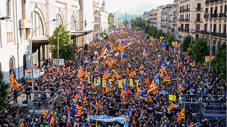 Deseci tisuća Katalonaca na ulicama Barcelone, traže neovisnost
