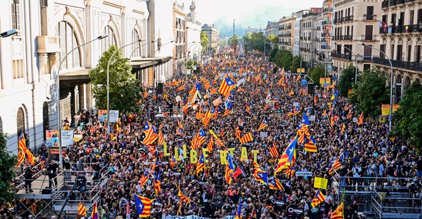 Deseci tisuća Katalonaca na ulicama Barcelone, traže neovisnost