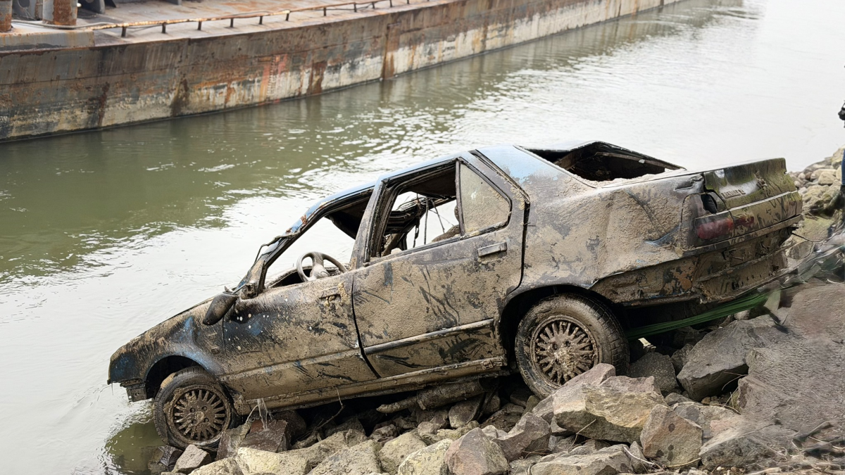 FOTO Nakon 11 godina iz Dunava u Mađarskoj izvukli auto, pronađeni i ljudski ostaci