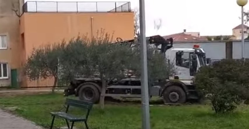 VIDEO Kamion komunalaca u Splitu zapeo u parku, izvlače ga van: "Uništili su park"