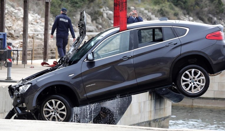 VIDEO Pripit BMW-om sletio u more, poginula žena. Mislio da vozi na Pelješki most