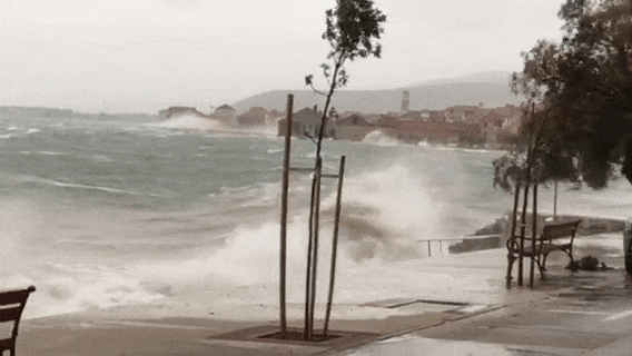 Oluja poharala Dalmaciju, u Splitu je puhalo jugo stoljeća. Pogledajte snimke