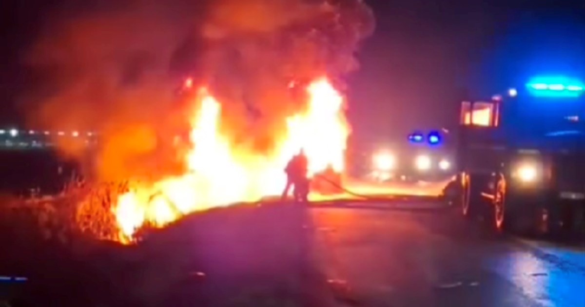 U Srbiji se sudarila tri auta i traktor, izbio požar. Troje poginulih