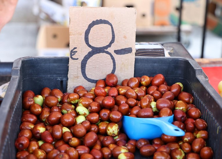 Na šibensku tržnicu stigle prve ovogodišnje žižule. Cijena je 8 eura po kilogramu