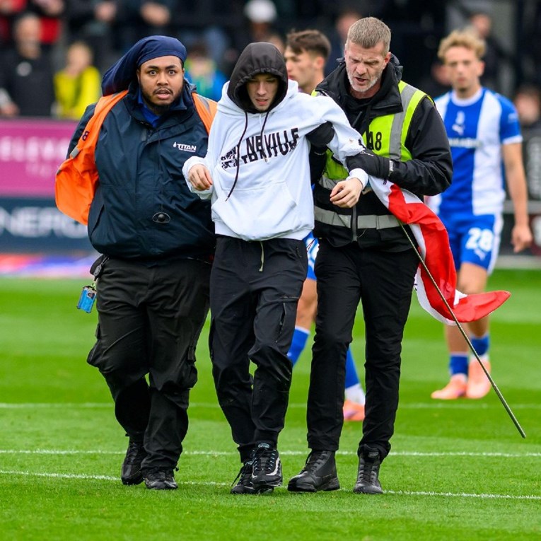 VIDEO Radikalni desničari bijesni na Nevillea. Prekinuli su utakmicu njegovog kluba